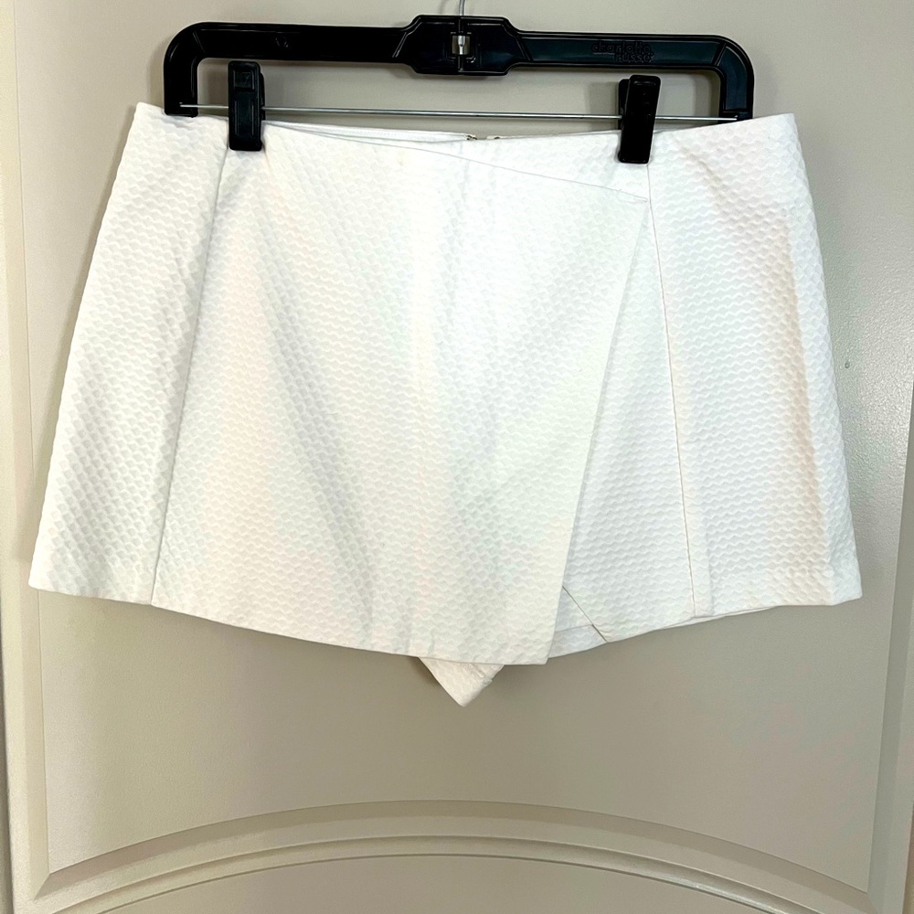 Lilly Pulitzer skort in a pique print.  New with tags